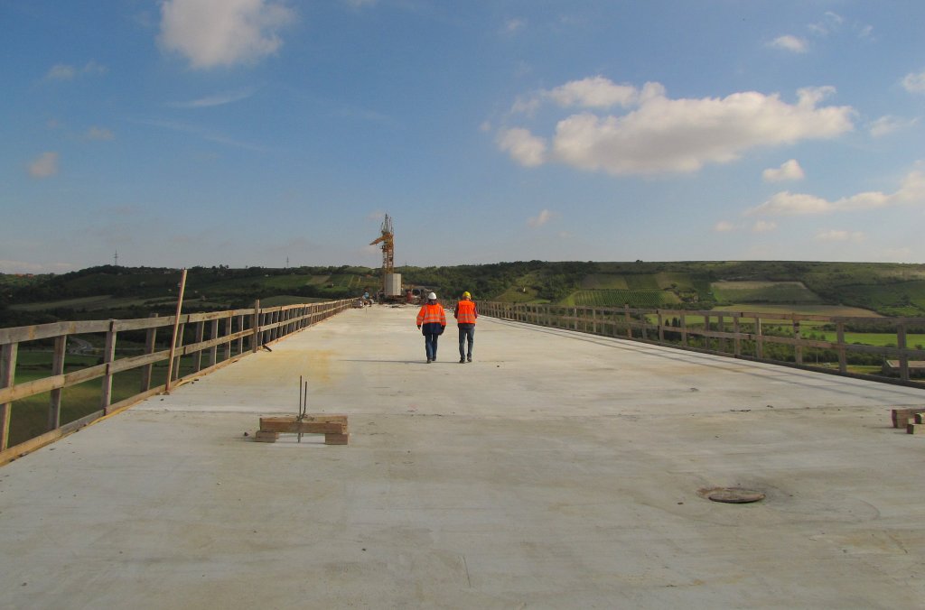 Das sp�tere Gleisbett auf der Unstruttalbr�cke der zuk�nftigen Neubaustrecke Erfurt - Leipzig/Halle mit Blick Richtung Osterbergtunnel, bei Karsdorf; 15.09.2011 