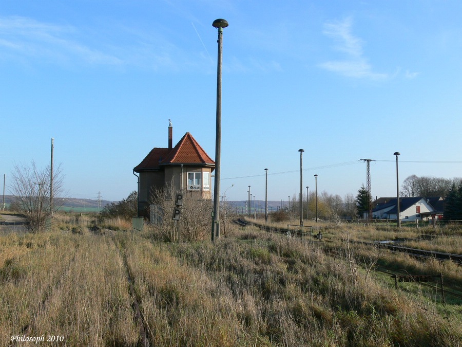 Das Stellwerk B1 und die alten Gleisanlagen im Bf Vitzenburg; 02.12.2006 (Foto: Carsten Klinger)
