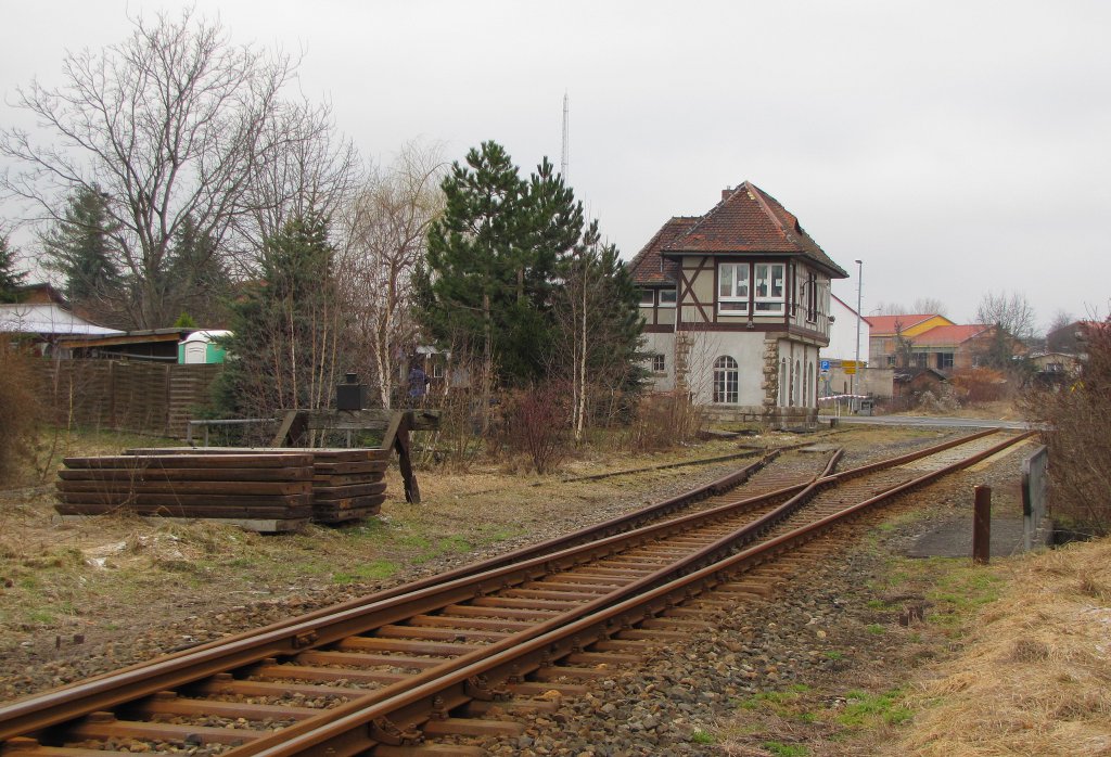 Das Stellwerk Lw und die Weiche zum alten Gleis der Finnebahn nach Lossa, am Westkopf vom Bf Laucha; 28.01.2011
