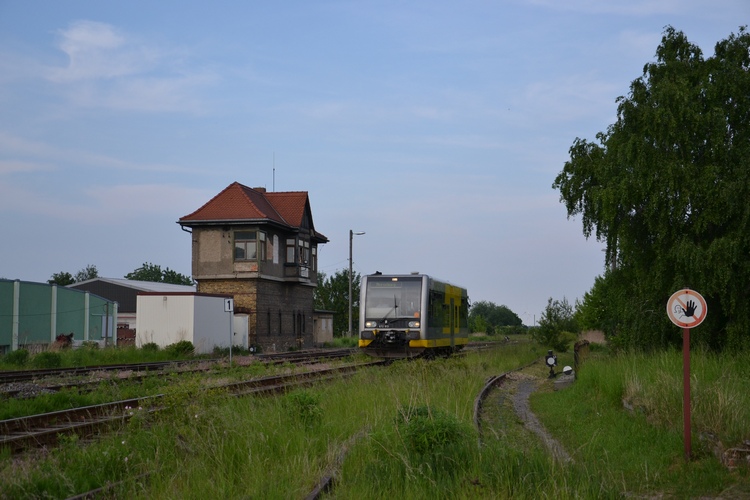 Das Stellwerk Qo mit einer RB nach Merseburg am Ostkopf vom Bf Querfurt; 21.05.2011 (Foto: Roberto Franke)