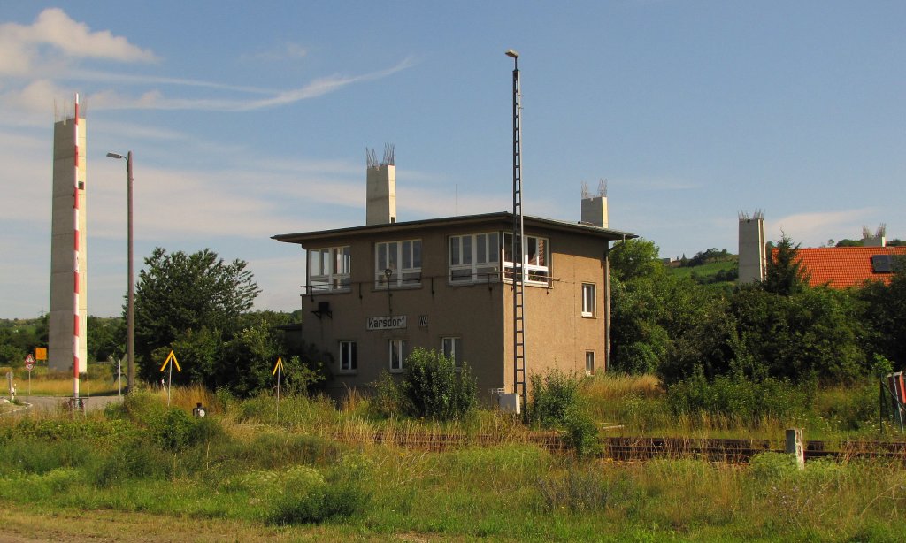 Das Stellwerk W4 in Karsdorf. Im Hintergrund sieht man die bereits gesetzten Br�ckenpfeiler f�r die Unstruttalbr�cke; 09.07.2011
