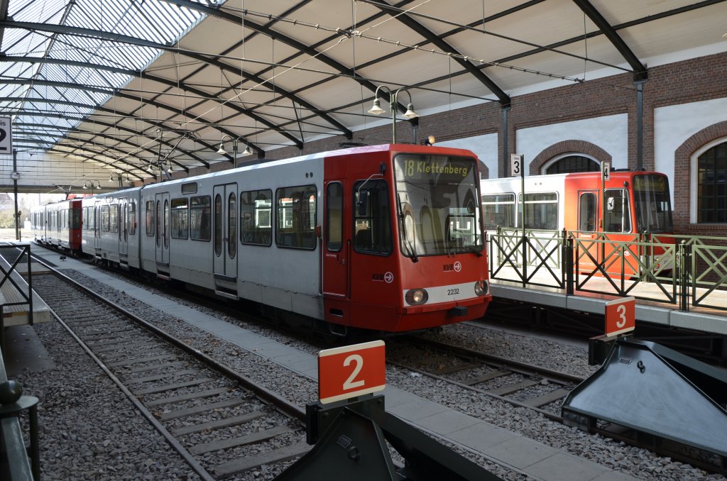 Das Straenbahnmuseum befindet sich an der Endhaltestelle Thielenbruch der Stadtbahnlinien 3 und 18 in Rumlichkeiten des ehemaligen KVB-Betriebsbahnhofs Thielenbruch. Hier warten 2 Zge der Linie 18 auf die Abfahrt.
Die aus dem Jahre 1906 stammende Wagenhalle des ehemaligen Betriebshofes Thielenbruch wurde modernisiert und zu einer Haltestelle umgestaltet.
Das Straenbahn-Museum befindet sich nur wenige Schritte von der Haltestelle entfernt, in der 1926 errichteten zweiten Wagenhalle des Thielenbrucher Betriebshofs. (02.04.2013)