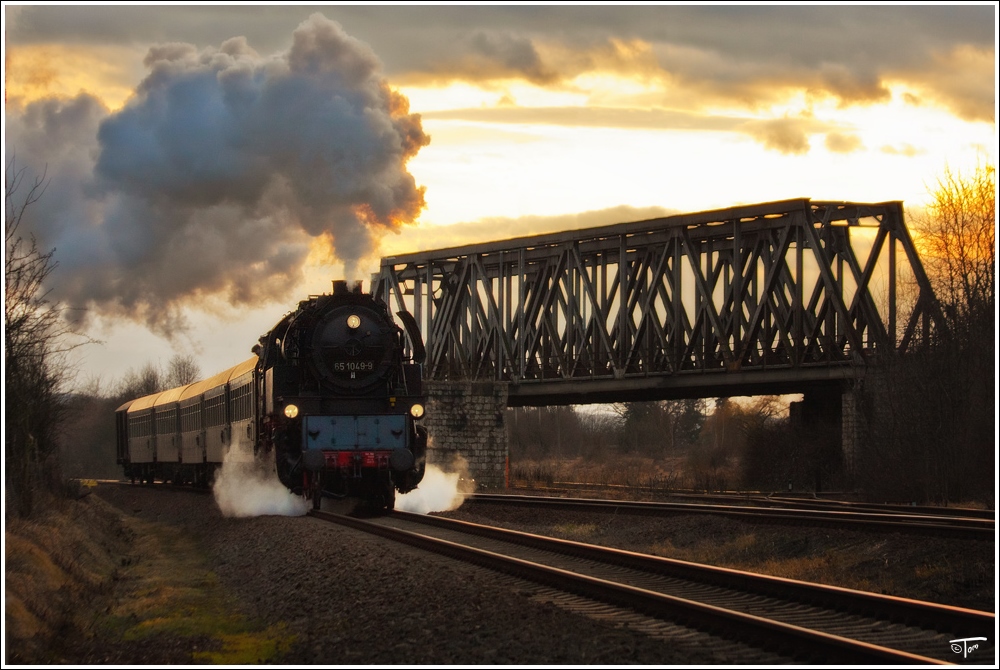 Das �berbauwerk Zangenberg an der KBS 551. Die Hochbahn �berquert in Zeitz-Zangenberg die Gleise vom Gbf Zeitz. Das Bauwerk ist stark bauf�llig. Am Bildrand verl�uft die Strecke in Richtung Leipzig. Im Bild ist die 65 1049, die im Rahmen der Veranstaltung  Dampf trifft Kohle 2011  einen Fotozug mit einer Garnitur Bghw Wagen bespannt; 05.02.2011 (Foto: Thomas Leitner)