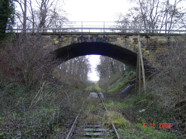 Das �berf�hrungsbauwerk der L172 beim ehemaligen Hp Leimbacher Gasthof; 06.12.2003 (Foto: Carsten Klinger)