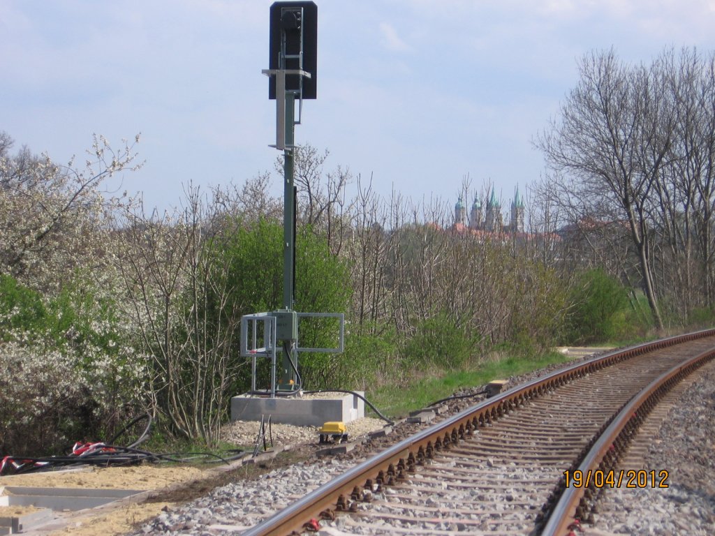 Das �berwachungssignal So16a bzw. So16b f�r eine Weg�bergangssicherungsanlage
vor dem neuen Haltepunkt Ro�bach; 19.04.2012 (Foto: Hans Grau)