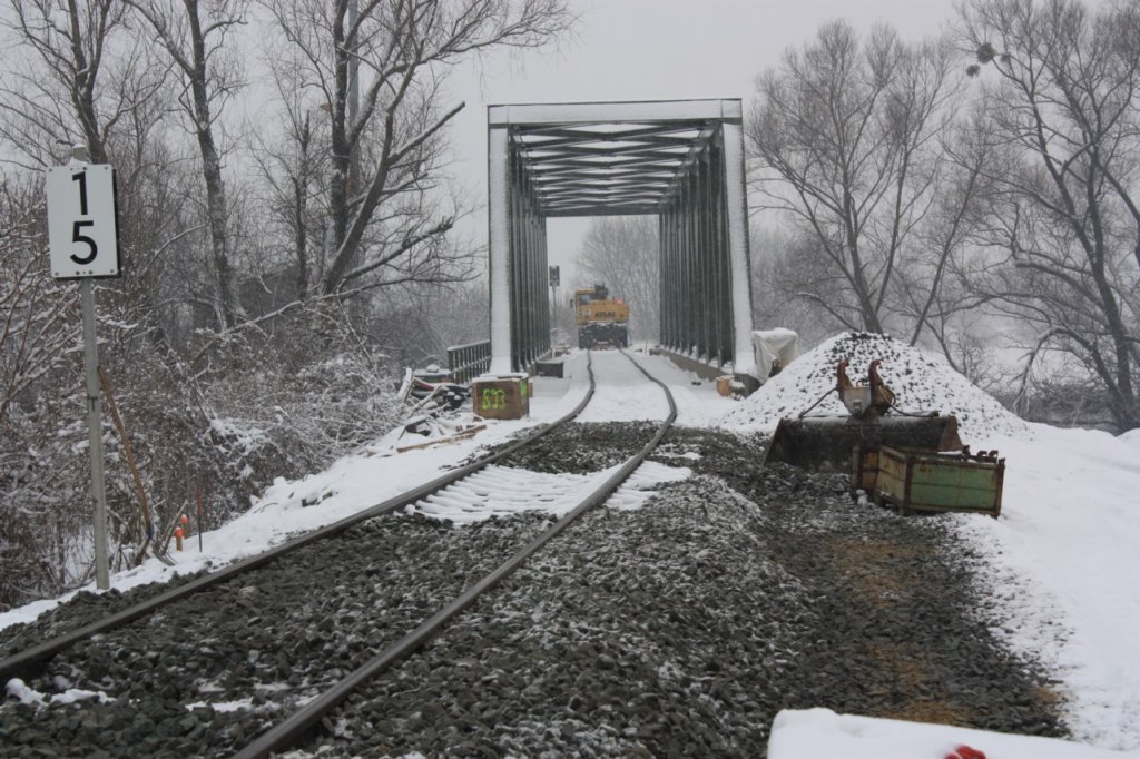 Das Unstrutbahngleis am 28.01.2012 an der Baustelle der neuen Saalebr�cke in Ro�bach. (Foto: Peter Stumf)