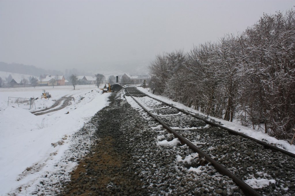 Das Unstrutbahngleis in Blickrichtung Freyburg, an der Baustelle neue Saalebr�cke in Ro�bach; 28.01.2012 (Foto: Peter Stumpf)