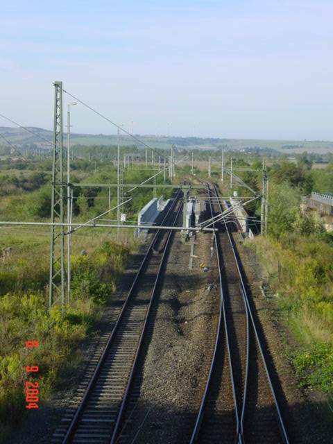Das Unstrutbahngleis links und das Gleis der KBS 595 nach Erfurt, in Artern; 08.09.2004 (Foto: Carsten Klinger)