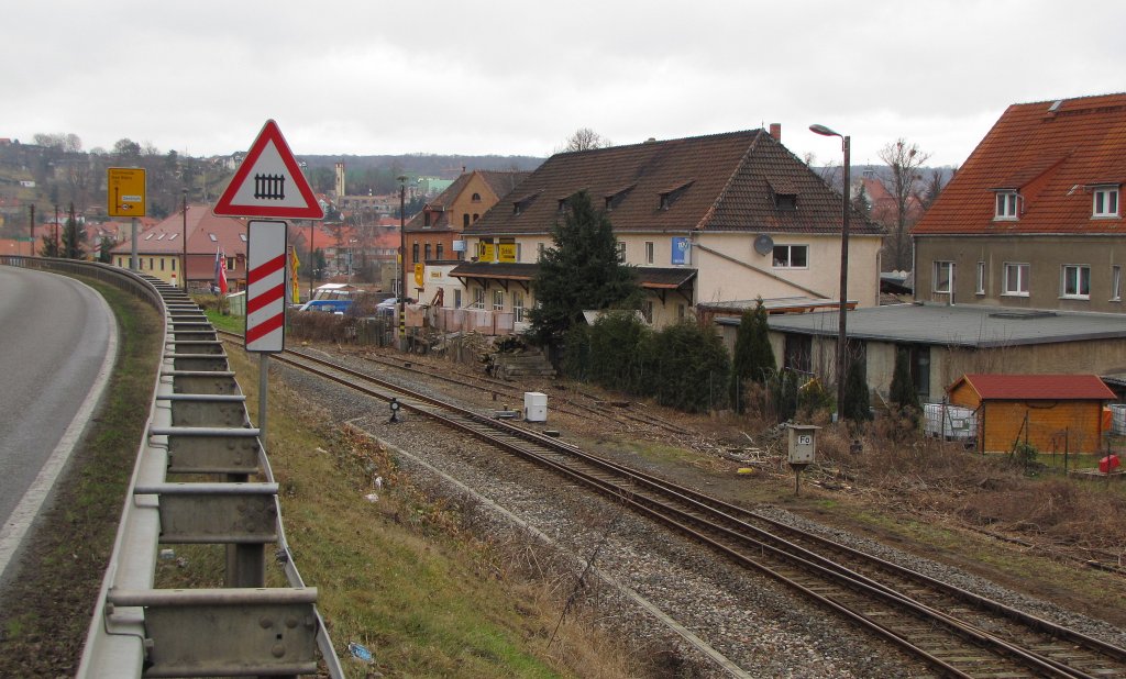 Das Unstrutbahngleis und die Reste zweier Anschlussgleise im ehemaligen Bf Freyburg.
Der eine Anschlu� ging fr�her zum Verwaltungssitz des ACZ (Agro Chemische Zentrum). Das andere Gleis ging vor zur kurzen Ladestra�e. Dort hat fr�her die LPG Gleina Industrie�pfel verladen. Die wurden mit F�rderb�ndern in Selbstentladewagen der Bauart Fc geschaufelt und in die Shampoo-Fabriken gebracht. Die Wagen wurden auch sofort nach Fertigmeldung abgezogen und teilweise recht schnell abgefahren, damit die �pfel nicht saften; 12.03.2012 (Text: Mario Fliege)

