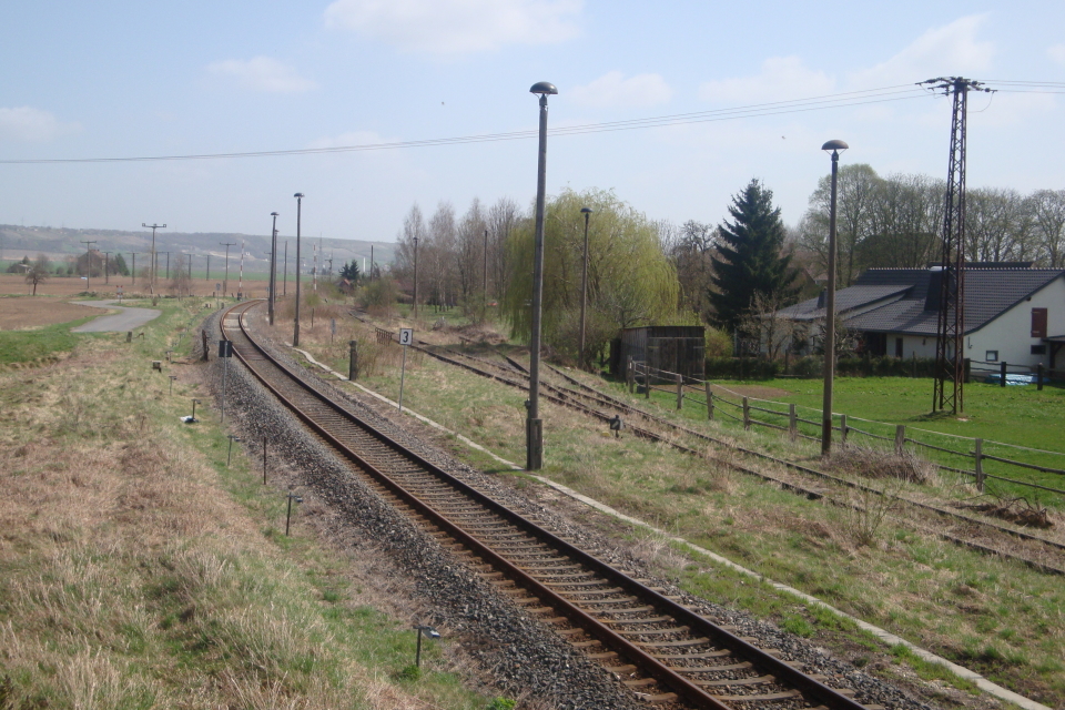 Das Unstrutbahngleis in Richtung am Ostkopf vom Bf Vitzenburg; 09.04.2011 (Foto: G�nther G�bel)
