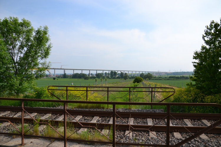 Das Unstrutbahngleis zwischen Karsdorf und Vitzenburg, im Hintergrund die zuk�nftige ICE-Unstruttalbr�cke; 21.05.2011 (Foto: Roberto Franke)