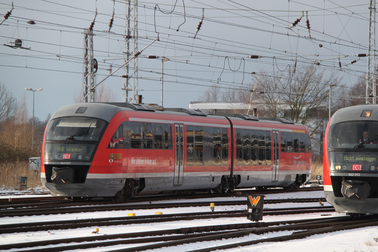 Das war knapp bei nah htte mir der 642 053 den 642 227 zugefahren im Rostocker Hbf.11.02.2012