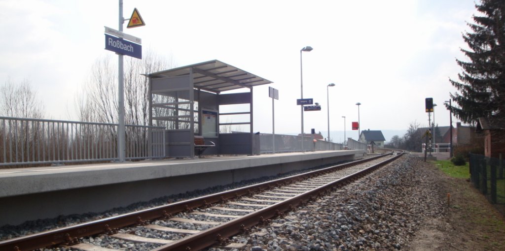 Das Warteh�uschen und der Bahnsteig vom Hp Ro�bach am 22.03.2012. (Foto: G�nther G�bel)