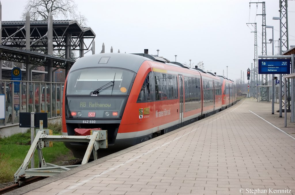 Das Wochenend-642er Doppel besteht aus 642 167/667 & 642 190/690 als RB (RB 36713) nach Rathenow in Stendal. 20.11.2010