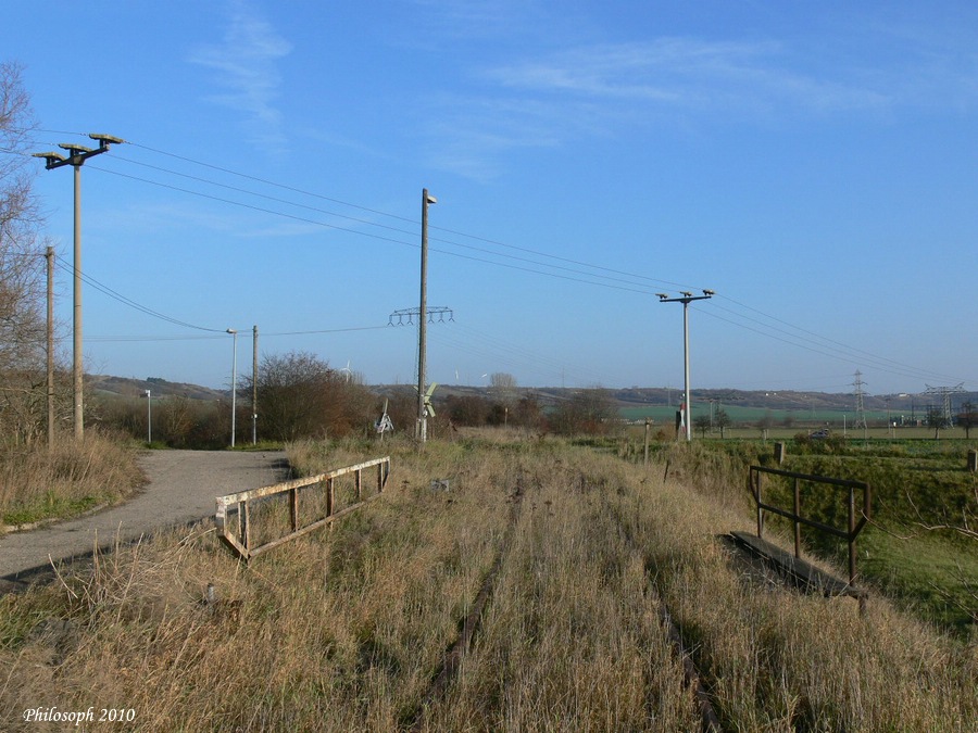 Das zugewachsene Gleis der ehem. KBS 587 nach Querfurt, kurz hinter dem Bf Vitzenburg; 02.12.2006 (Foto: Carsten Klinger)