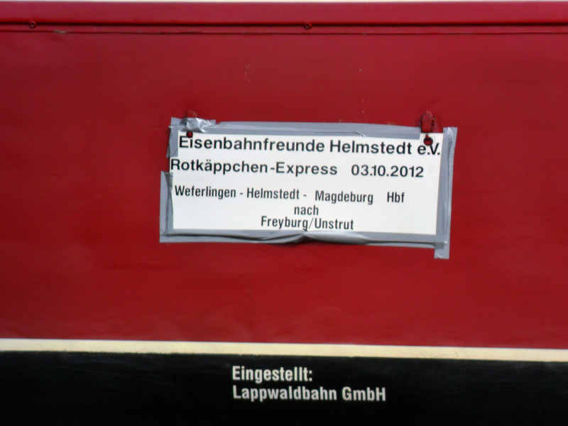 Das Zuglaufschild vom  Rotk�ppchen-Express  aus Helmstedt am DTW 01  Anton  der Lappwaldbahn, fotografiert am 03.10.2012 in Karsdorf.

