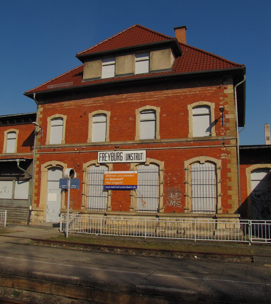 Das zum Verkauf stehende Bahnhofsgeb�ude in Freyburg; 21.03.2011