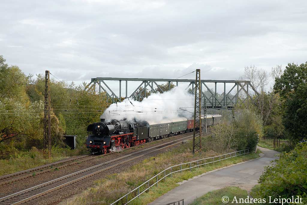 DB 03 1010 mit einem Sonderzug aus Berlin zum Weimarer Zwiebelmarkt, bei der Einfahrt in Naumburg Hbf; 09.10.2011 (Foto: Andreas Leipoldt)