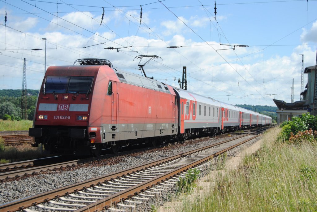 DB 101 033-9 mit dem wegen Hochwasser im Raum Magdeburg umgeleiteteten EN 452 von Moskva Belorusskaja nach Paris Est, am 21.06.2013 in Naumburg Hbf. Der Zug hielt allerdings nur kurz wegen Personalwechsel. (Foto: damplfok015)
