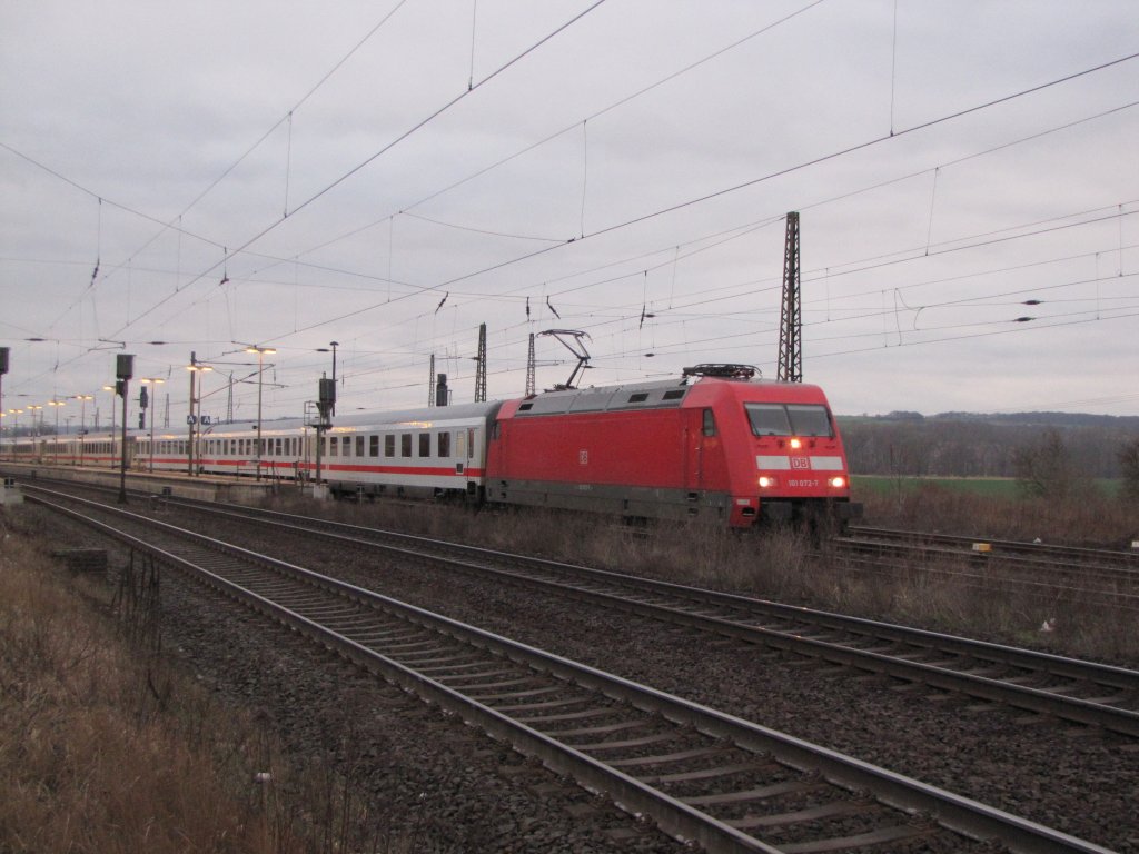 DB 101 072-7 mit dem IC 2251 von Fulda nach Leipzig Hbf, bei der Ausfahrt in Naumburg Hbf; 11.03.2012