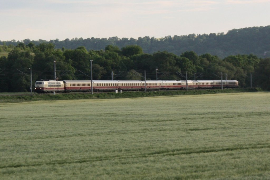 DB 103 235-8 mit dem TEE 9 von P�rtschach am W�rthersee nach Berlin Hbf, am 27.05.2012 bei Naumburg. (Foto: Peter Stumpf)