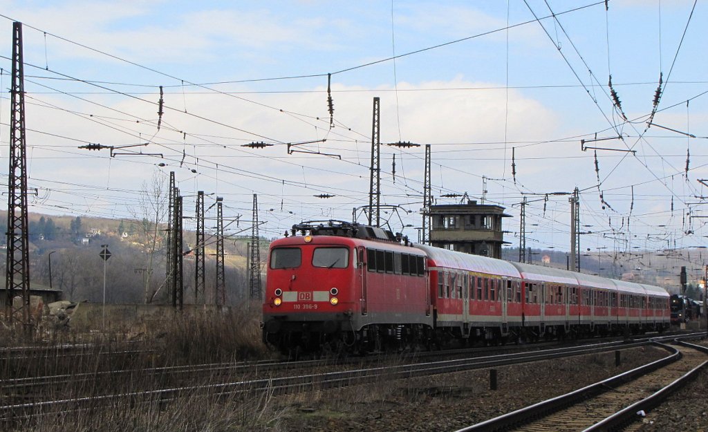 DB 110 396-9 mit einem Fu�ballsonderzug von Braunschweig nach Jena, bei der Durchfahrt in Naumburg Hbf; 20.03.2010