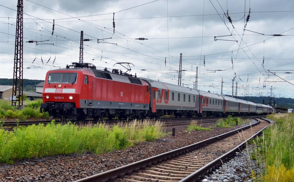 DB 120 102-9 mit dem umgeleiteten EN 452 von Moskva Belorusskaja nach Paris Est, am 26.06.2013 in Naumburg Hbf. (Foto: Thomas Fritzsche) 