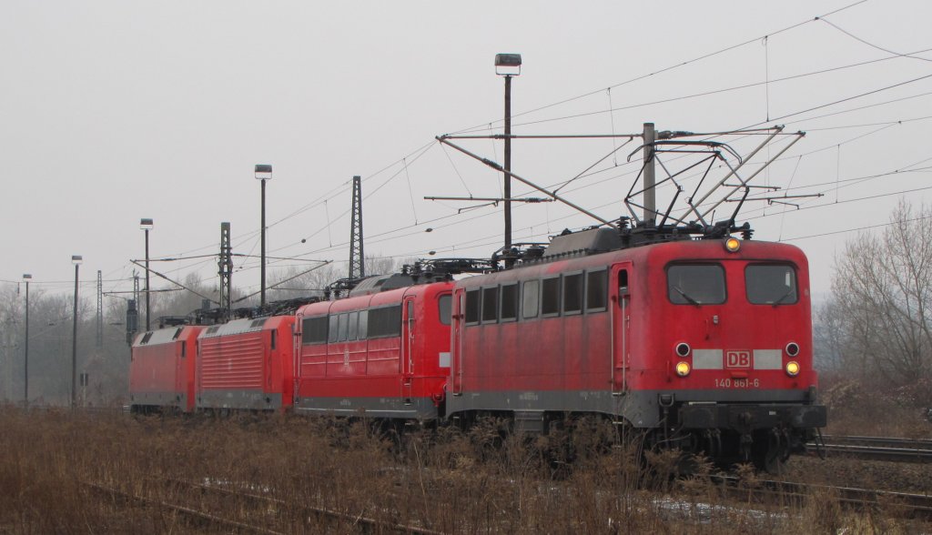 DB 140 861-6 + 151 015-5 + 189 006-6 + 152 141-8 als Lokzug Richtung Gro�korbetha, am 19.02.2011 in Naumburg Hbf.
