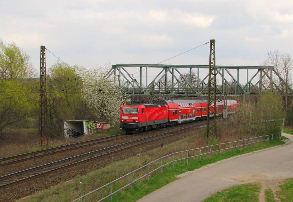 DB 143 185-7 mit der RB 16594 von Halle Hbf nach Eisenach, am 14.04.2012 bei der Einfahrt in Naumburg. An Wochenenden verkehren ausgew�hlte Z�ge dieser Relation mit E-Loks der BR 143 und Doppelstockwagen f�r den besseren Fahrradtransport.