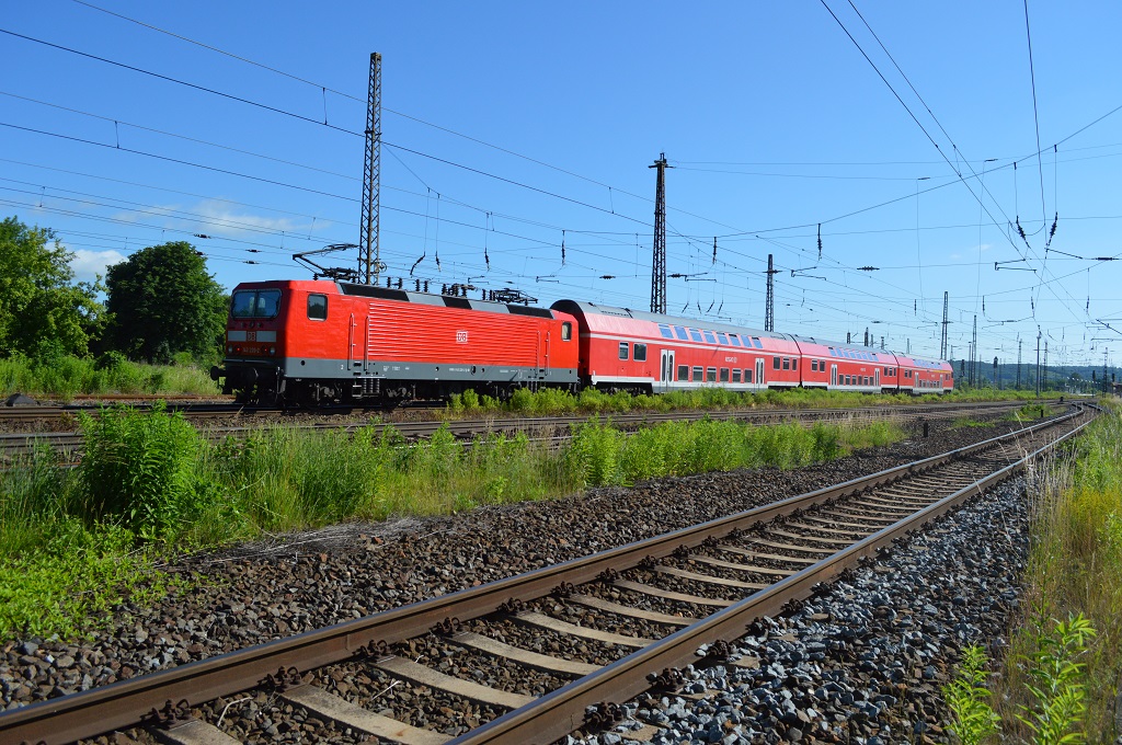 DB 143 220-7 schiebt die RB 16204 aus Saalfeld am 22.06.13 in den Zielbahnhof Naumburg Hbf.