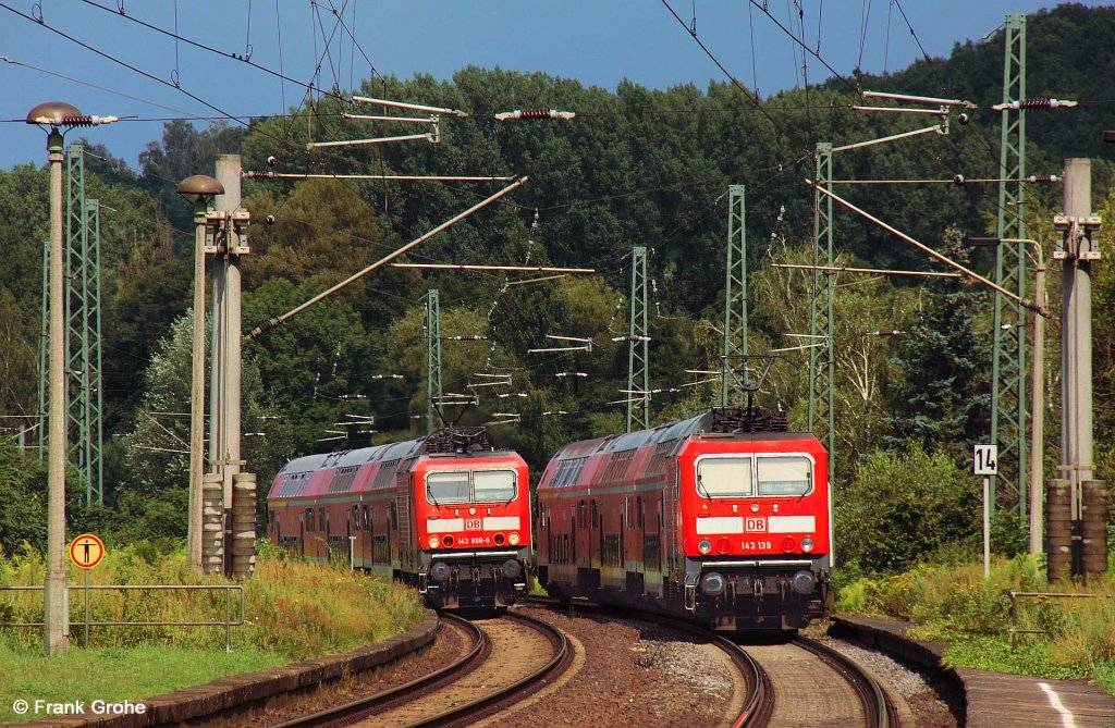 DB 143 896-9 mit RB 26 269 Halle - Naumburg kreuzt mit 143 139, die RB 26270 Naumburg - Halle schiebt, KBS 581 Halle - Naumburg, fotografiert in Leiling am 02.04.2012 --> Wenige Minuten vor der Aufnahme gab es noch ein kurzes, aber recht starkes Sommergewitter mit dicken Hagelbllen! Bei diesem Sonnenschein kaum denkbar!