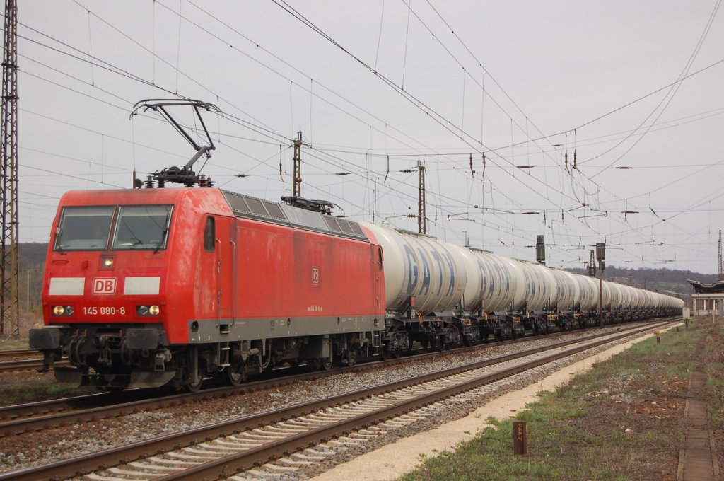 DB 145 080-8 mit Kesselwagen Richtung Gro�heringen, am 19.04.2013 in Naumburg Hbf. (Foto: dampflok015)
