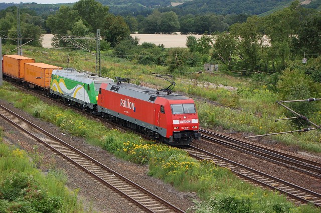 DB 152 078 + KM 583 011, eine polnische E-Lok, sowie Containerwagen Richtung Gro�korbetha, in Naumburg Hbf; 11.07.2011 (Foto: Dampflok015)