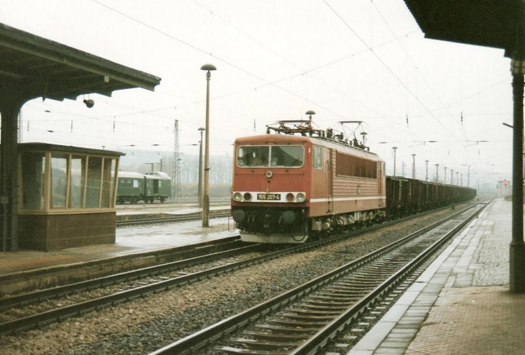 DB 155 207-4 mit einem G�terzug Richtung Gro�heringen, bei der Durchfahrt in Naumburg Hbf; 02.11.1991 (Foto: Wolfgang Schink)