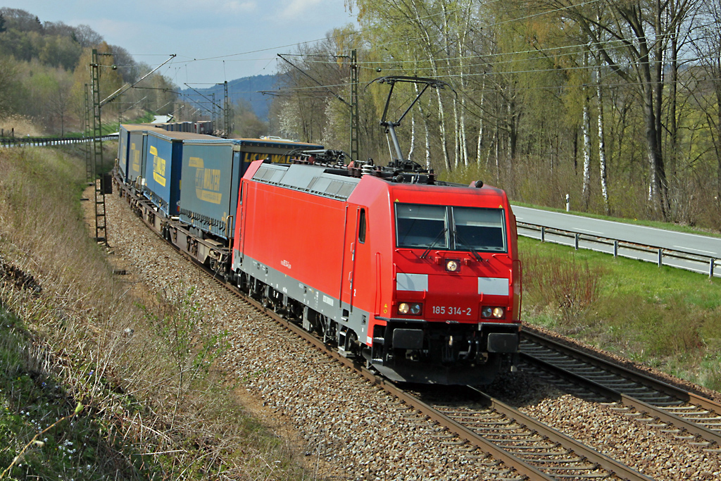 DB 185 314 mit KLV von Vilshofen kommend in Richtung Passau bei Hausbach (12.4.2012).