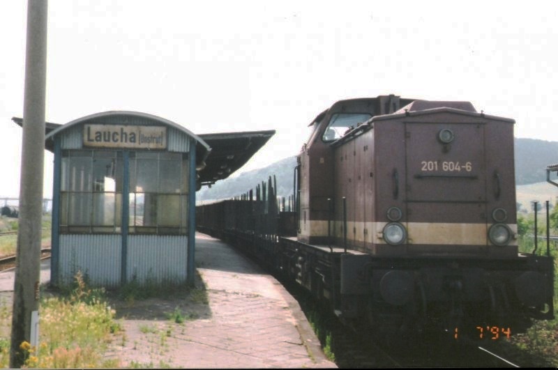 DB 201 604-6 mit einem Nahg�terzug im Bf Laucha; 01.07.1994 (Foto: G�nther G�bel)