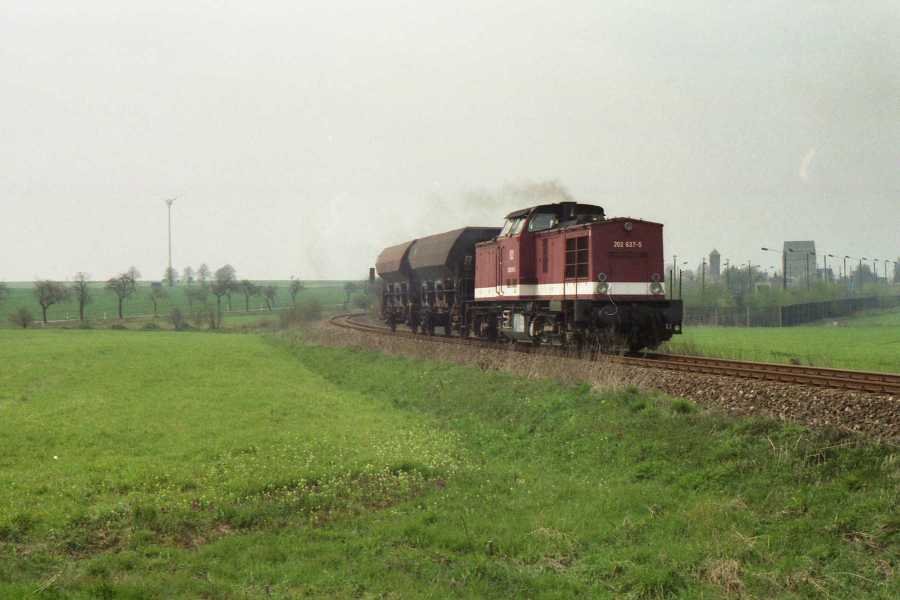 DB 202 637-5 mit einem Nahg�terzug von Naumburg Ost nach Teuchern, bei der Einfahrt in St��en; 25.04.1997 (Foto: Mathias Reips)