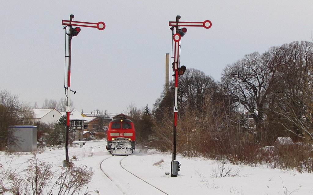 DB 218 468-7 (92 80 1218 468-7 D-DB) mit einem Schneepflug der Bauart Meiningen auf der R�ckfahrt von Karsdorf nach Naumburg Hbf, bei der Einfahrt in Laucha; 10.12.2010