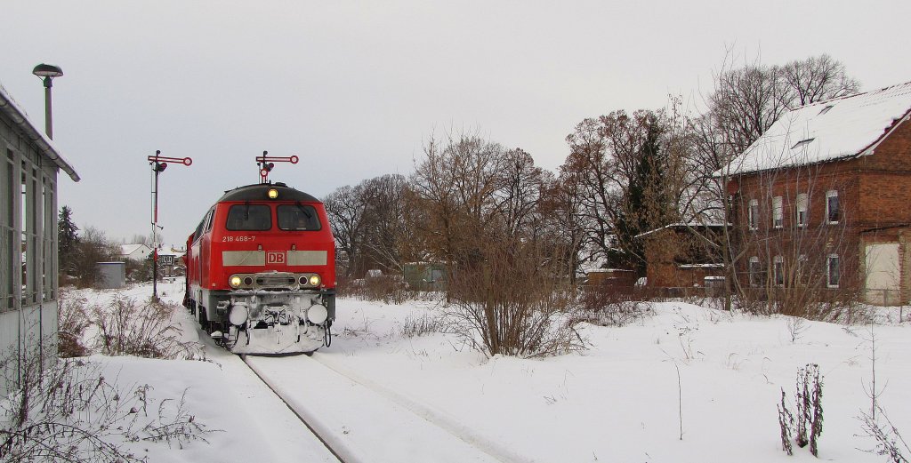 DB 218 468-7 (92 80 1218 468-7 D-DB) mit einem Schneepflug der Bauart Meiningen auf der Fahrt von Karsdorf nach Naumburg Hbf, bei der Durchfahrt im Bf Laucha. Obwohl die Unstrutbahn frei war, wurde die Strecke dennoch abgefahren; 10.12.2010