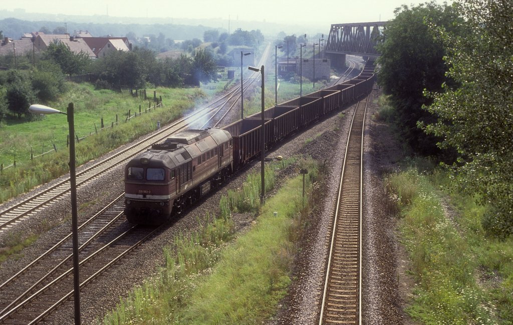 DB 220 063-2 mit einem G�terzug in Richtung Leipzig, am 09.08.1993 bei der Ausfahrt in Zeitz. (Foto: Werner Brutzer)