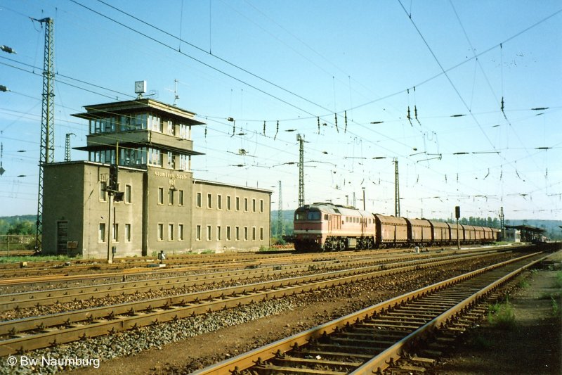 DB 220 290-1 mit dem Kohlependel Gag 56579 von Profen nach Jena-G�schwitz, am 09.09.1993 bei der Durchfahrt in Naumburg Hbf. (Foto: J�rg Berthold)
