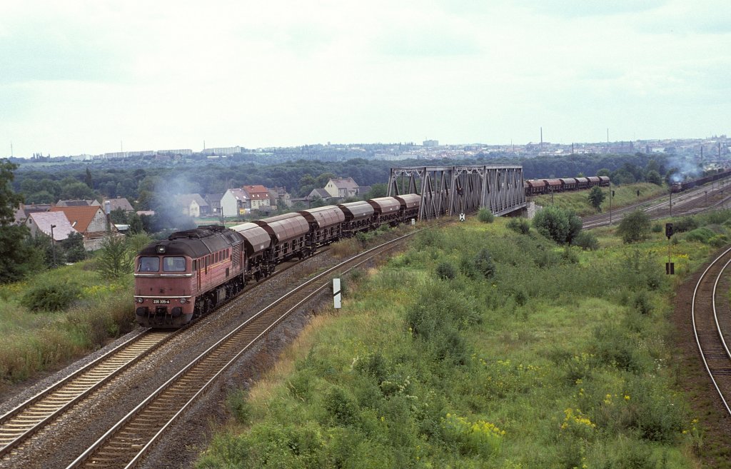 DB 220 335-4 mit einem G�terzug Richtung Teuchern, am 11.08.1993 bei der Ausfahrt in Zeitz. (Foto: Werner Brutzer)