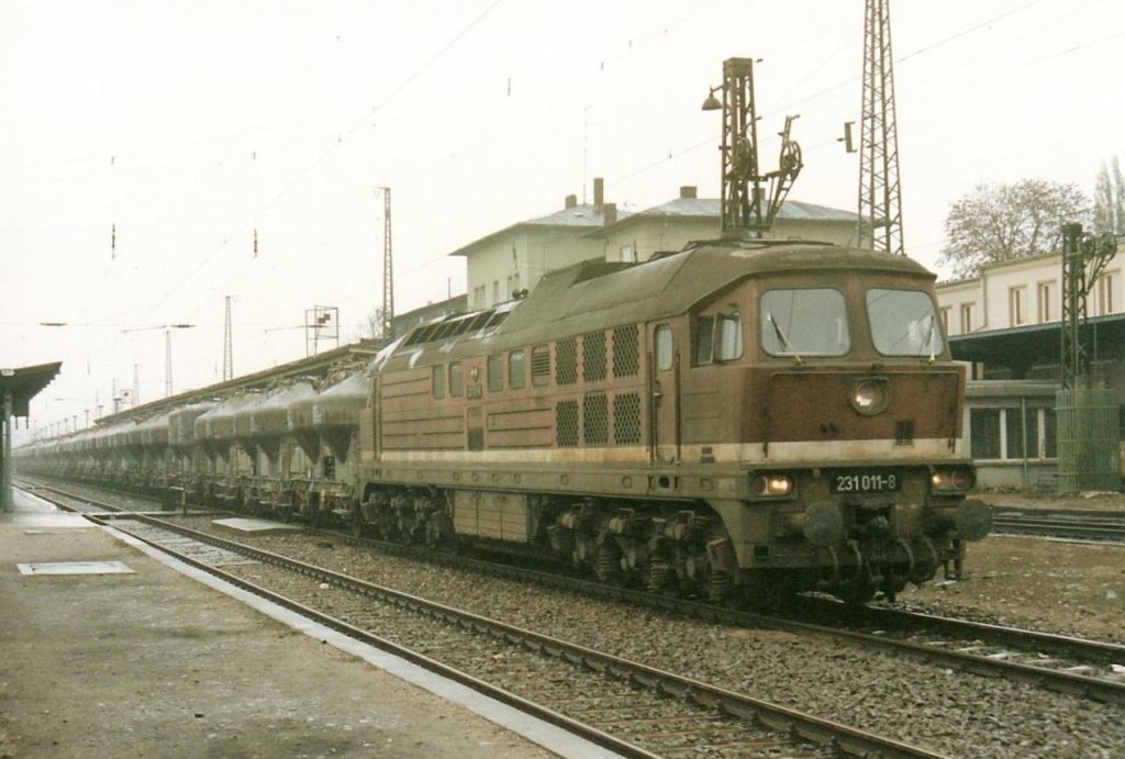 DB 231 011-8 mit dem Dgs 56965 von Karsdorf nach G�schwitz, am 02.11.1991 in Naumburg Hbf. (Foto: Wolfgang Schink)