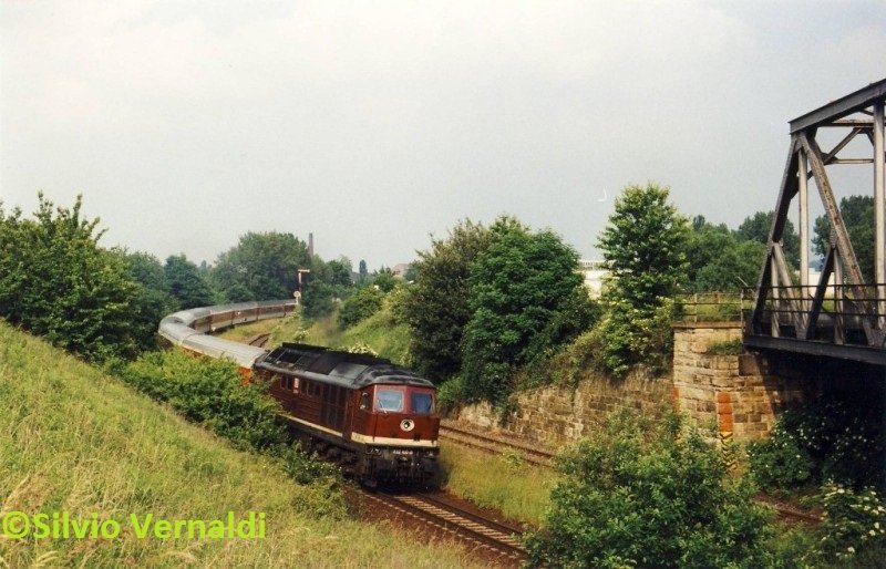 DB 232 100-8 mit dem D 2711 von M�nchen Hbf nach Berlin, am 12.06.199 bei der Ausfahrt in Zeitz. Da damals Bauarbeiten am Gleisdreieck Gro�heringen stattgefunden haben, wurde der Zug ab Saalfeld �ber Zeitz und Gera umgeleitet. (Foto: Silvio Vernaldi)