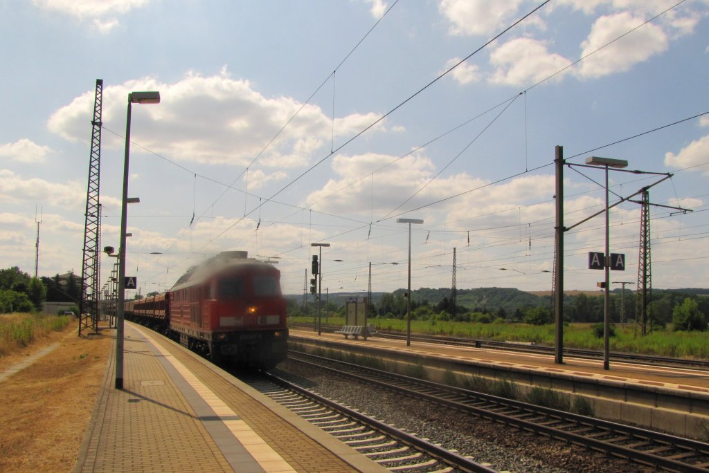 DB 232 347-5 mit Fans Wagen Richtung Gro�korbetha, am 18.07.2013 in Naumburg Hbf.