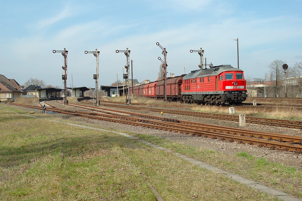 DB 232 388-9  mit einem Kohlezug bei der Ausfahrt in Zeitz; 15.04.2006 (Foto: Torsten Barth)