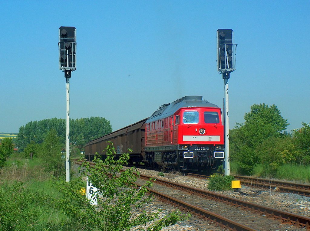DB 232 388-9 mit H-Wagen voller Zements�cke vom Zementwerk Karsdorf nach Stettin Hafen, am 12.05.2008 beim Kreuzungshalt in Laucha.