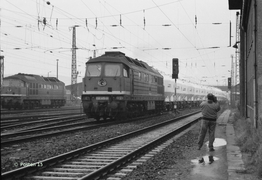 DB 232 415-0 am 10.12.1994 mit einem Zementzug aus Karsdorf, bei der Einfahrt in Naumburg Hbf. (Foto: J�rg Berthold)