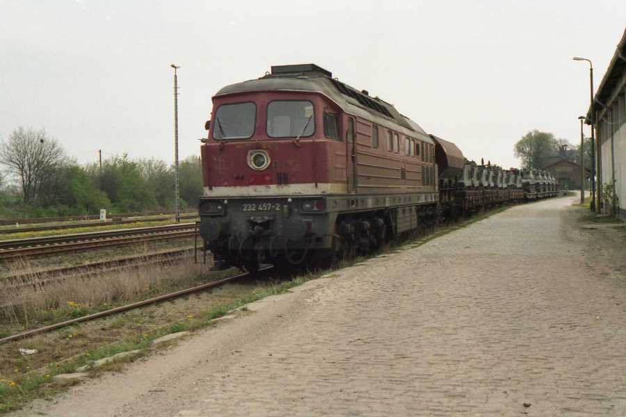 DB 232 457-2 mit einem Milit�rzug im Bf Teuchern; 25.04.1997 (Foto: Mathias Reips)