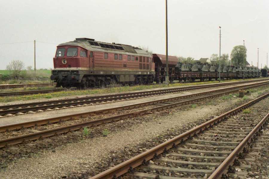 DB 232 457-2 mit einem Milit�rzug im Bf Teuchern; 25.04.1997 (Foto: Mathias Reips)